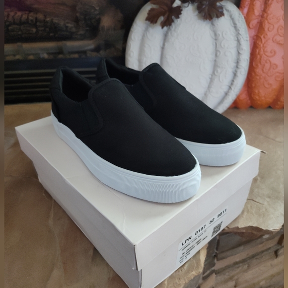 Just Fab Eloise Sneakers - Picture 2 of 7